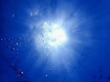 水中から見上げる太陽 水中,水面,太陽の写真素材