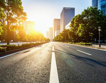 アスファルトを焦がす強い日差し アスファルトを焦がす強い日差しの写真