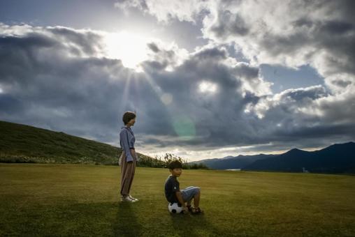 ＜素材＞山頂で元気にサッカーをする親子 家族,親子,サッカーの写真素材