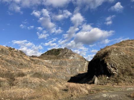 岩肌の山と青空 岩肌の山と青空の写真