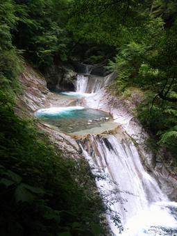 山梨・西沢渓谷の七ツ釜五段の滝 山梨・西沢渓谷の七ツ釜五段の滝 七ツ釜五段の滝,山梨県,山梨市の写真素材