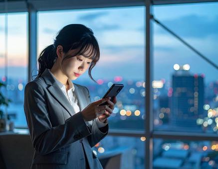 スマホを見る女性 スマホを見る女性の写真