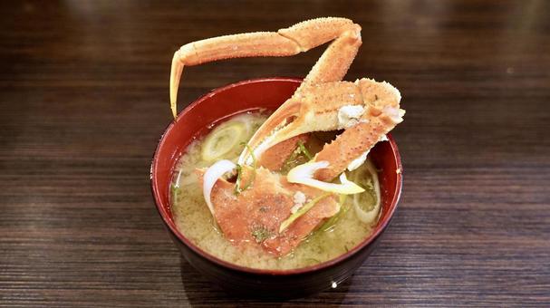 カニの脚が入った味噌汁 みそ汁,日本料理,料理の写真素材