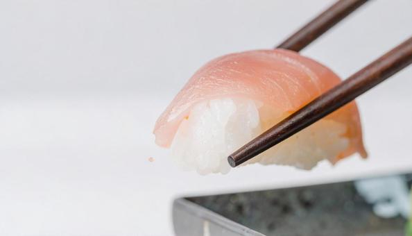 皿に盛られた美味しそうな寿司を箸でつまむ 皿に盛られた美味しそうな寿司を箸でつまむ お寿司,握り,握り寿司の写真素材