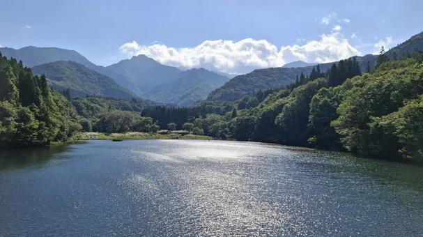 湖と山々 湖と山々の写真