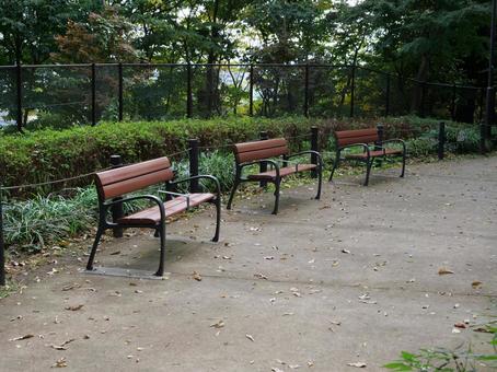 公園のベンチ 公園,ベンチ,街並みの写真素材