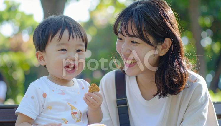 公園でおやつを食べる親子 家族,赤ちゃん,ファミリーの写真素材