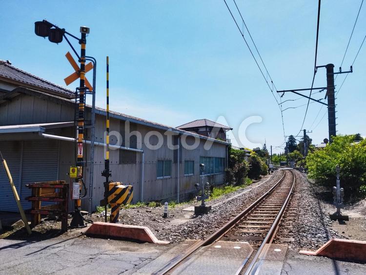 田舎の踏切を渡る 踏切,線路,レールの写真素材