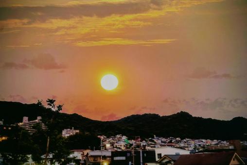 山に昇る秋の夕焼け 山に昇る秋の夕焼けの写真