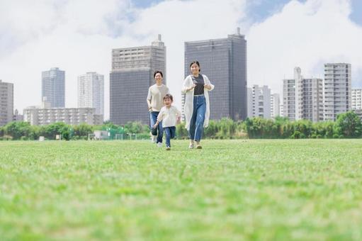 追いかけっこする親子 追いかけっこする親子の写真