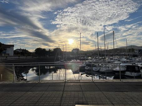 朝の港町 反射,ヨーロッパ,街並みの写真素材