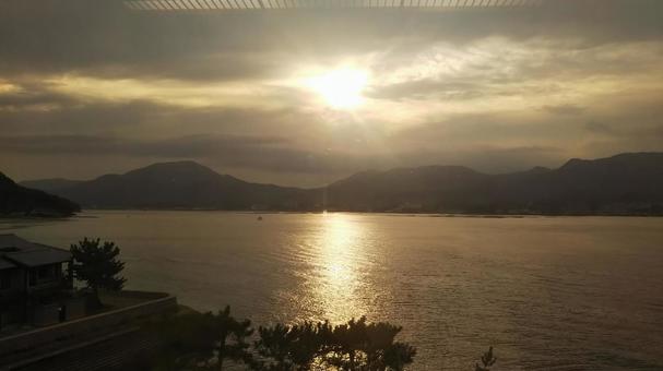 日の出 日の出 朝日,太陽,雲の写真素材