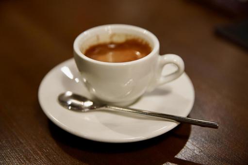 テーブルに置かれたエスプレッソ コーヒー,エスプレッソ,カフェの写真素材