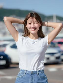 白Tシャツを着た笑顔の女性 白Tシャツを着た笑顔の女性の写真