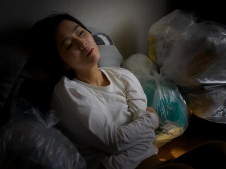 34:ゴミに囲まれている女性 34:ゴミに囲まれている女性 ゴミ部屋,ゴミ屋敷,汚部屋の写真素材