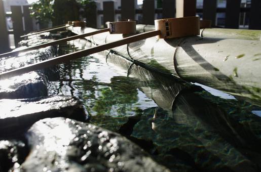 神聖な光を浴びる手水舎の柄杓と水 手水舎,ちょうずや,てみずやの写真素材