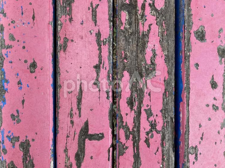 ピンクペイントされたベンチ背景素材 ピンク,ペイント,ベンチの写真素材