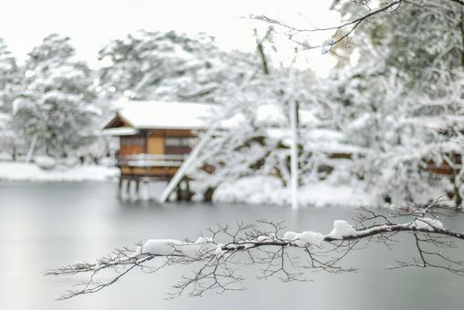 雪の兼六園 霞ヶ池と内橋亭（石川） 兼六園,霞ヶ池,雪の写真素材