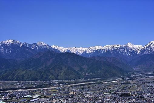 鷹狩山から見た大町市と北アルプスの山々 鷹狩山から見た大町市と北アルプスの山々 北アルプス,山岳,北葛岳の写真素材