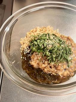 梅もずく納豆 ご飯,料理,おうちごはんの写真素材