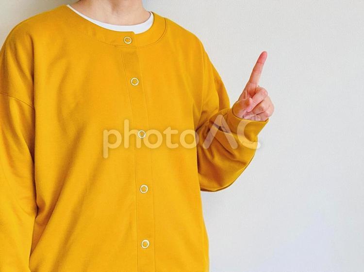 人差し指を立てる女性（黄色いトップス） ポイント,一番,女性の写真素材