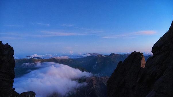 夜明け前の槍ヶ岳からの景色の写真