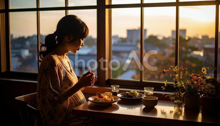 食事を美味しそうに食べる妊婦 満腹,夕食,明るいの写真素材