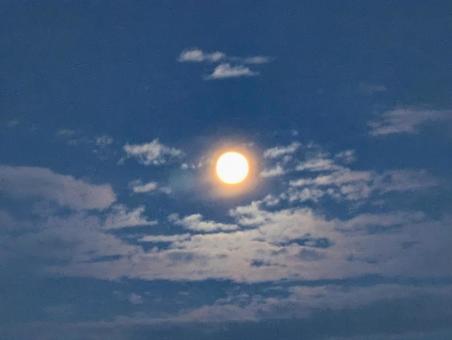 明け方のスーパームーン 満月,スーパームーン,夜の写真素材