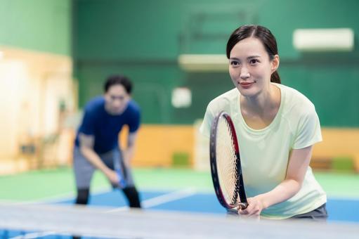 スポーツジムでテニスをする若い男女 テニス,テニススクール,スポーツジムの写真素材