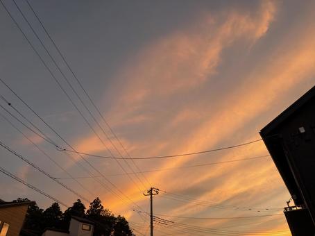住宅街から見た夕焼け 空,夕暮れ,街の写真素材