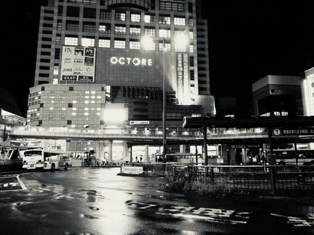 夜の八王子市街モノクロ 夜の八王子市街モノクロ 八王子市,八王子オクトーレ,八王子駅の写真素材