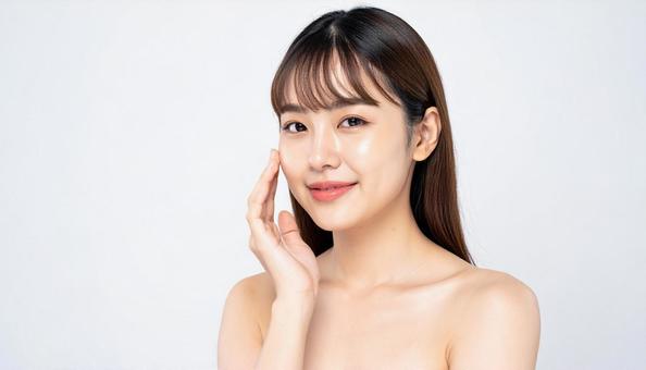 保湿ケアをする若い日本人女性 保湿ケアをする若い日本人女性の写真