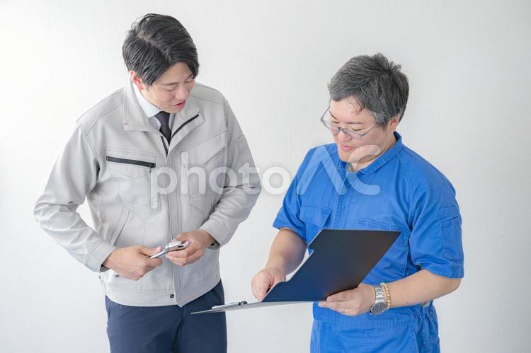 図面を見る作業員男性 作業員,技術者,現場監督の写真素材