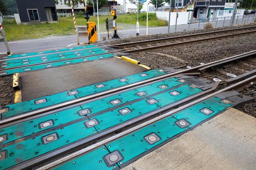 踏切に敷かれた線路とゴム版 踏切に敷かれた線路とゴム版 鉄道,青い森鉄道,踏切の写真素材