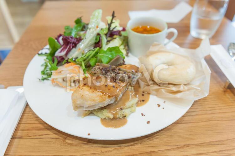 ごぼうソースのポークピカタとベーグル ランチ,昼食,定食の写真素材