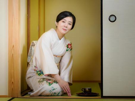 33:お茶をお出しする着物の女性 33:お茶をお出しする着物の女性 着物,おもてなし,お茶だしの写真素材