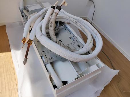 エアコン設置工事中の配管と本体 エアコン,設置,工事の写真素材