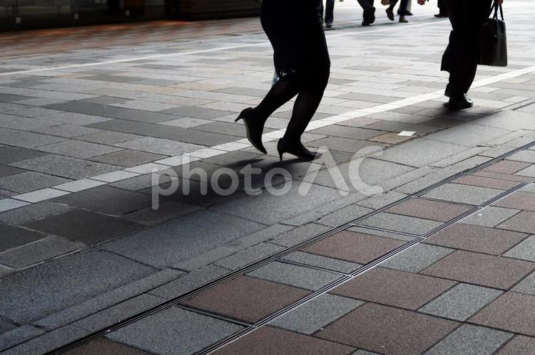 オフィス街を急ぐ会社員女性 サラリーマン,オフィス街,ビジネスマンの写真素材