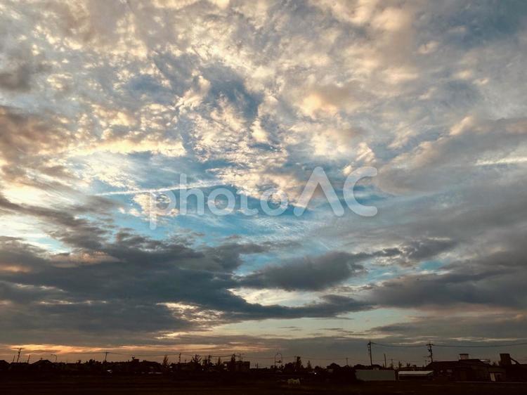 夕空、家並み、くもり空 夕空,家並み,シルエットの写真素材