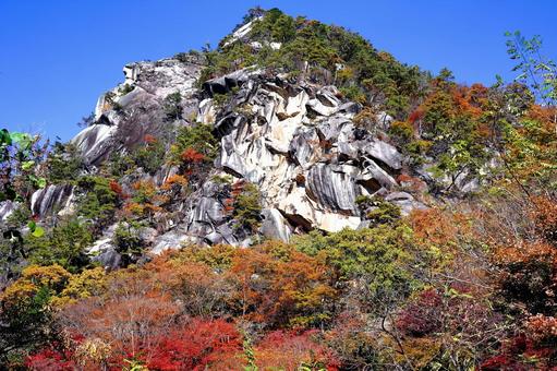 秋の青空と荘厳な岩山 山,岩山,岩の写真素材