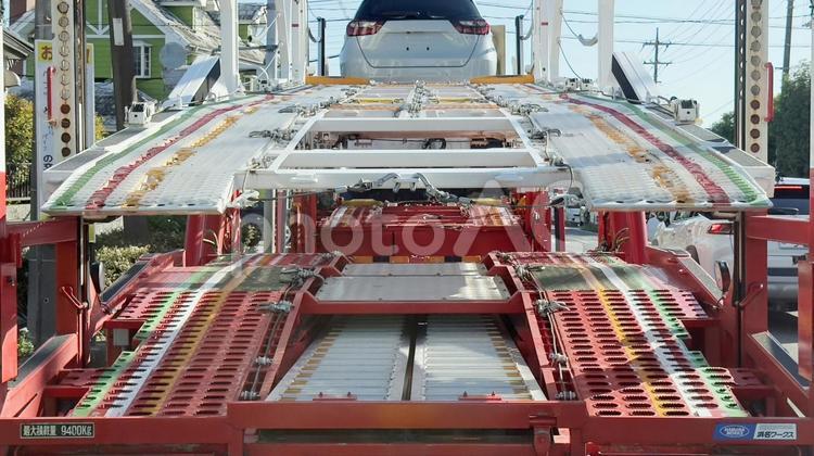 車を積んだキャリアカーのテール キャリアカー,カーキャリアー,テールの写真素材