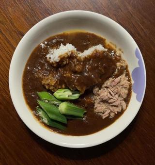 レトルトカレーとツナ缶と自家栽培茹オクラ レトルトカレーとツナ缶と自家栽培茹オクラの写真