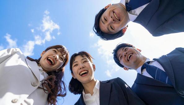 笑顔で元気いっぱいの若いビジネスマン 笑顔で元気いっぱいの若いビジネスマンの写真