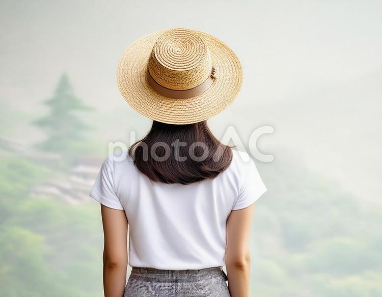 白いTシャツに麦わら帽子を被った女性 女性,tシャツ,後ろ姿の写真素材