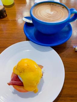 エッグベネディクトとカフェラテ エッグベネディクトとカフェラテ 朝食,カフェ,おしゃれの写真素材