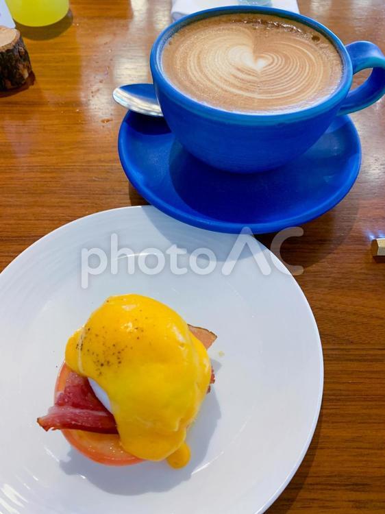 エッグベネディクトとカフェラテ 朝食,カフェ,おしゃれの写真素材
