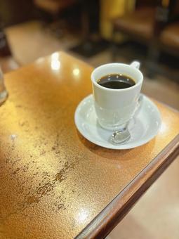 テーブルの上のコーヒー コーヒー,テーブル,シンプルの写真素材