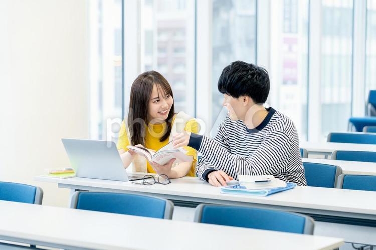 教室で授業を受ける大学生 大学生,教室,笑顔の写真素材
