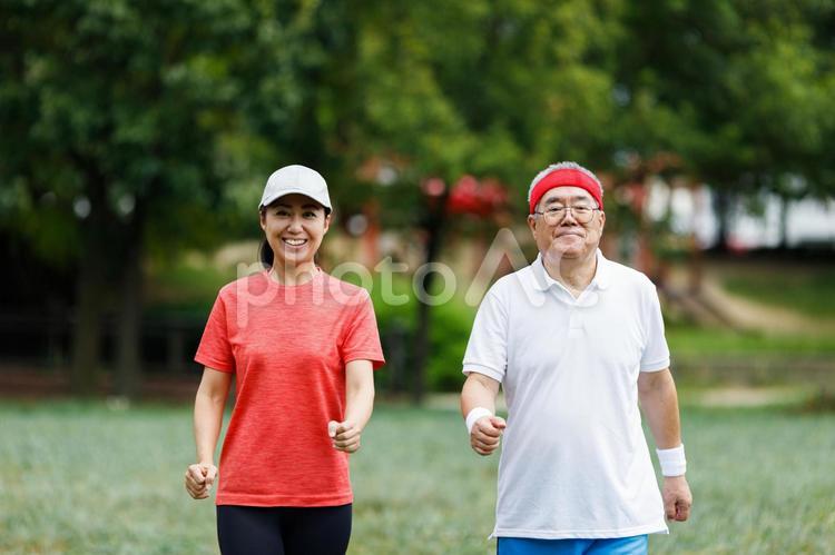シニア男性を励ます女性 さわやか,リハビリ,スポーツの写真素材