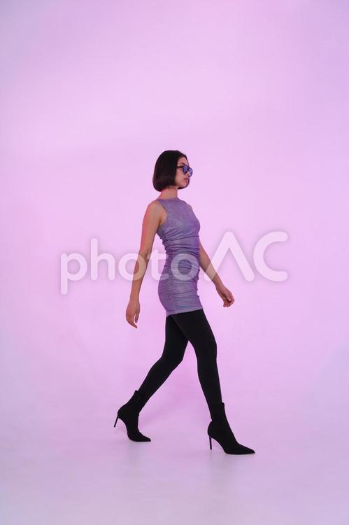 サングラスで歩く女性 女性,歩く,サングラスの写真素材